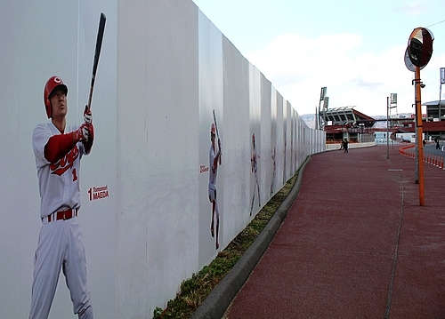 広島カープ、選手の等身大 写真を壁に！カープ選手ウォール