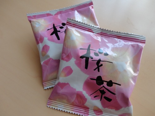 桜茶、意外な 効能もある春の飲み物