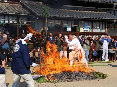 尾道市 西国寺にて柴燈護摩 (火渡り神事)、火の中を素足で歩いて願いを込める