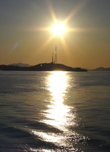 夕日と広島県の軍艦島、契島（ちぎりじま）の風景