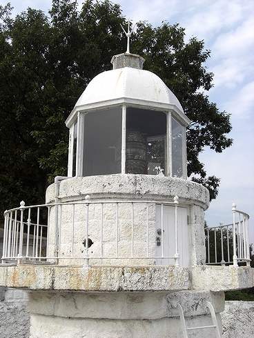 中ノ鼻灯台、大崎上島の 白い灯台