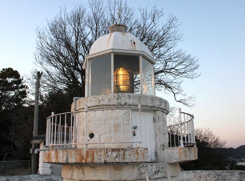 中ノ鼻灯台、大崎上島の南端に建つ 白くヨーロピアンな灯台