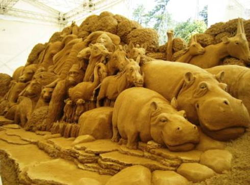 【砂丘県】 砂の美術館がオープン　今年のテーマはドイツ　「ノイシュヴァンシュタイン城」「グリム兄弟」「赤ずきん」など23作品