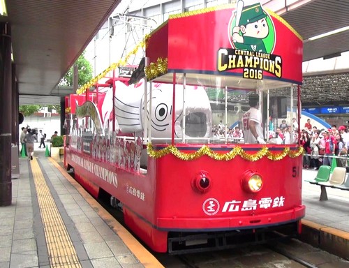 カープ優勝記念花電車、リーグ優勝を祝う路面電車が広島の街を走る