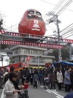 三原神明市、日本一の大だるま＆たいやきが名物のダルマ祭りが開幕！