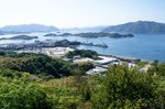 因島 白滝山の中腹展望台から見る青い海とのどかな風景
