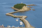 玉津島、福山市鞆町に防波堤を歩いて渡れる可愛い島がある風景
