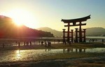 宮島の夕暮れ時間を楽しむ人々の風景