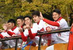 連覇の広島カープが優勝パレード、平和大通りでファンが祝福