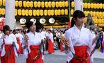巫女100人が舞う「万灯みたま祭」縁結びのみこ踊りほか、広島護国神社で夏の風物詩