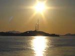 夕日と広島県の軍艦島、契島（ちぎりじま）の風景