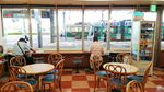 路面電車を眺める広島港のパン屋「ニューポート」総菜パン豊富