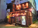 味噌屋 蔵造、広島で味わう北海道ラーメン！入口は味噌樽ならぶシブイ外観