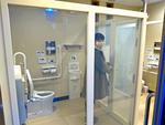 スケスケ透明トイレ、施錠で曇りガラスに！府中八幡神社にちょっとスリルな仕掛けトイレ