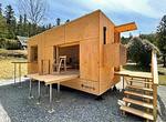 キャンプ場の木製トレーラーハウスで、ワーケーションいかが？矢野温泉公園 四季の里で