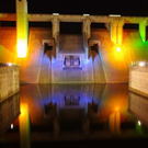 灰塚ダム 夏の夜限定ライトアップ開催、堤体と噴水美しく