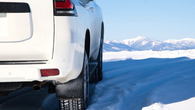 ノーマルタイヤで冬道走行は罰則対象に！大雪予想時は車内にスコップや「乾いた砂」を