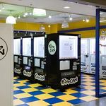 観光客の心くすぐる「自販機BASE」広島・シャレオに地域ガチャ缶が登場 観光客の心くすぐる「自販機BASE」広島・シャレオに地域ガチャ缶が登場