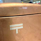 キラッと輝く「銅箔ポスト」広島駅の2Fに設置