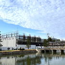 新築工事すすむ「広島城三の丸歴史館」お堀端には毛利輝元の銅像も