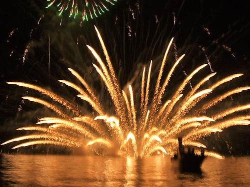 宮島水中花火大会 2009、広島の夜空に花火が満開！