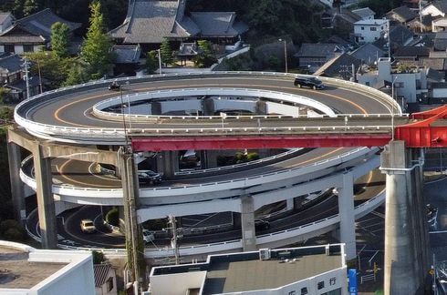 音戸大橋の螺旋道路を下っていく