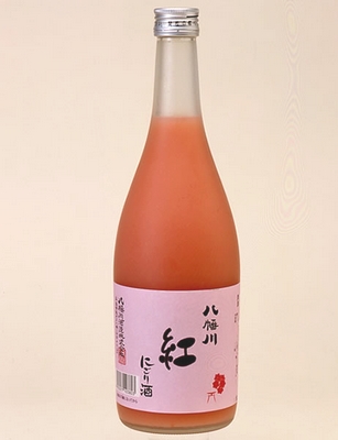 八幡川 にごり酒 紅、淡いピンク色の日本酒