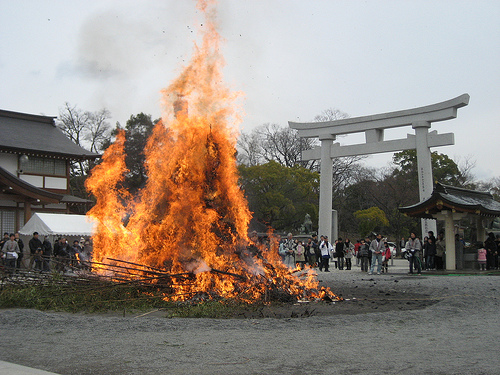 とんど 広島護国神社で盛大な お焚きあげ！