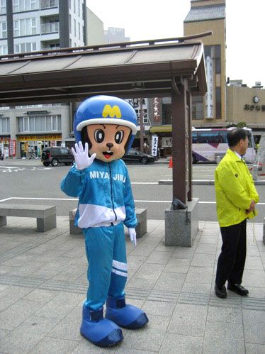 モン太くん、宮島競艇のマスコットキャラクターがレーサーと募金活動
