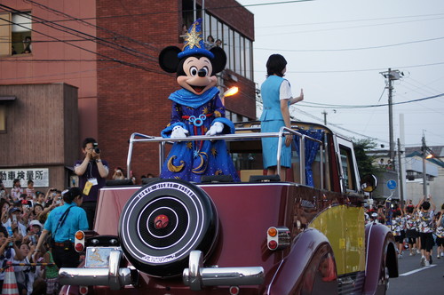 尾道 シーサイドパレード、 ディズニーキャラクターも参加で観客 大声援