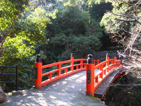 大頭神社裏、赤い橋を超えたら妹背の滝がある