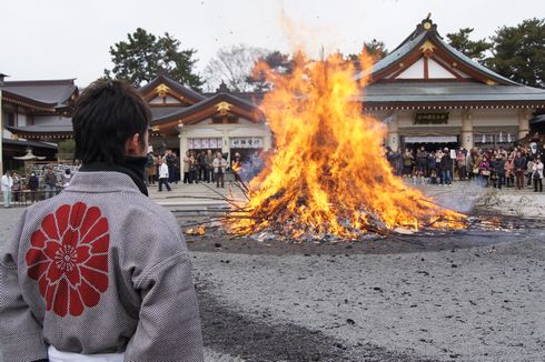 2012 広島護国神社 とんど祭、燃え上がる炎に無病息災を祈る