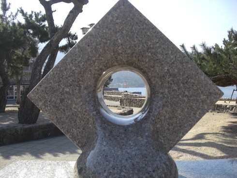 穴があったら覗きたい！宮島の写真撮影「穴場ポイント」は世界遺産登録記念碑