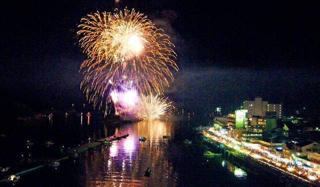 鞆の浦弁天島花火大会、福山に初夏を告げる打ち上げ花火