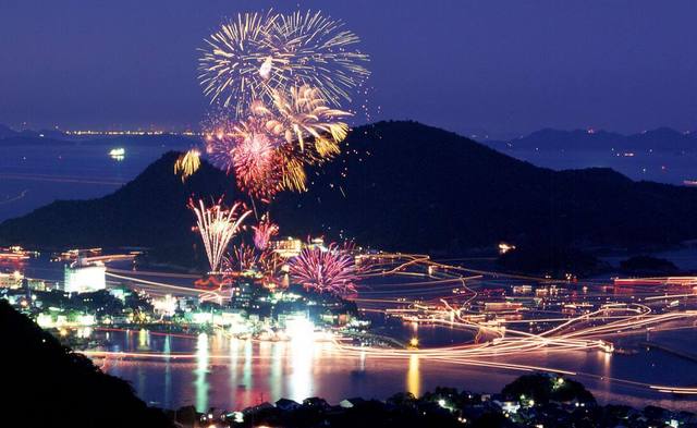 鞆の浦弁天島花火大会、福山に初夏を告げる打ち上げ花火