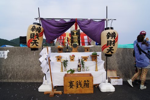 福山鞆の浦弁天島花火大会 祭壇が組まれている様子