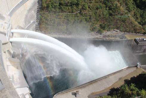 温井ダム 迫力の放水の様子
