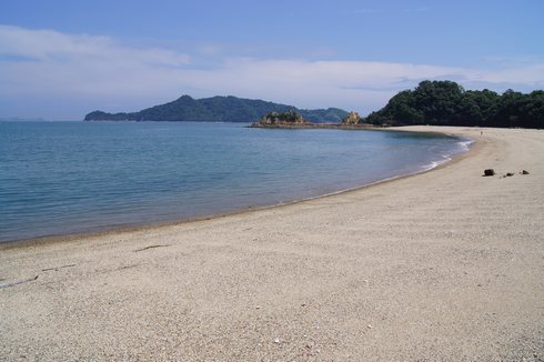 マリンふれあいの里 大浦崎公園のビーチ、音戸に白い砂浜が続く穴場の海水浴場