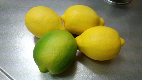広島レモン(グリーンレモン)と レモン(輸入)の画像