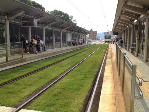 広島市、原爆ドーム前や宇品電停周辺など路面電車の軌道敷を緑化