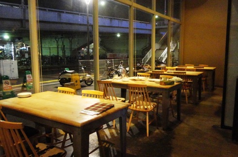 カフェ セルロイド(CELLU LOID) テーブル席の様子