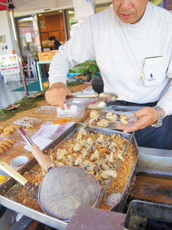 甲山いきいき村、店頭でキノコの天ぷら揚げも