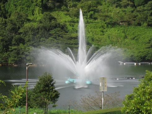 山口県 弥栄湖の 噴水 画像