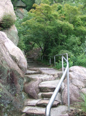 白滝山 五百羅漢 登る階段の画像
