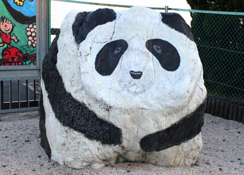 大竹市にパンダの親子がいる風景 ストーンアート