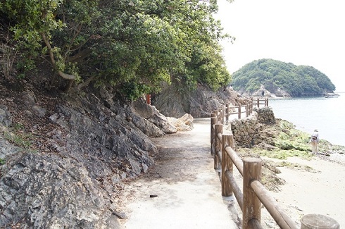 鞆の浦 仙酔島の五色岩 への遊歩道の画像1