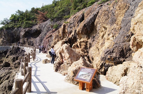 鞆の浦 仙酔島の五色岩 への遊歩道の画像4