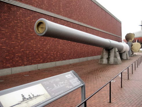 広島県呉市 大和ミュージアム 正面玄関の大砲