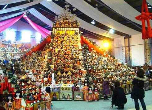 徳島県と千葉県の勝浦で、ビッグひな祭り！巨大なピラミッドひな壇や、60段の石段雛飾り