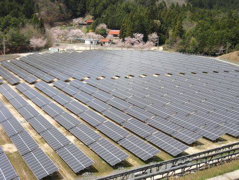 続々増えるメガソーラー発電所、広島県安芸太田にもソーラーパネルが並ぶ風景が